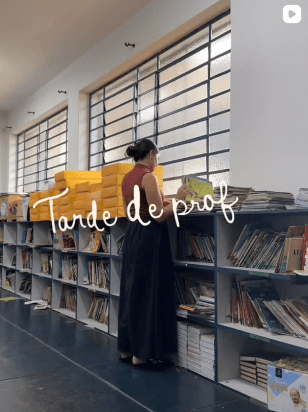 Isabela Rios em uma biblioteca escolar
